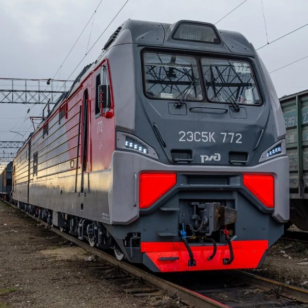 Электровоз 2ЭС5К Ермак на перегоне